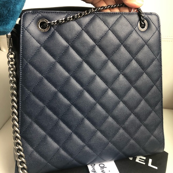Chanel Medium Bucket bag - Picture 3 of 8